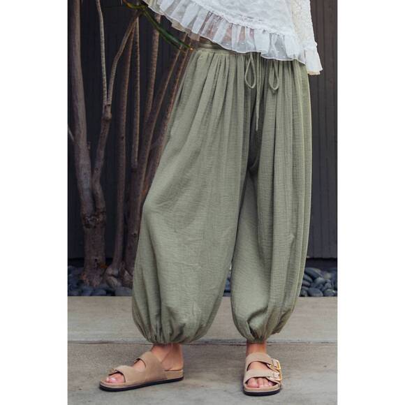 URBAN DAIZY Pants - NEW URBAN DAIZY crinkle balloon drawstring pants in olive
